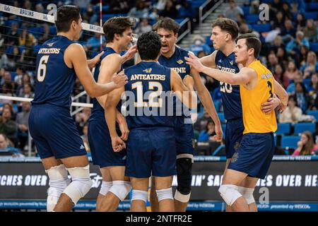 Les participants de l'UCI célèbrent lors d'un match de volley-ball de la NCAA contre les Bruins de l'UCLA, samedi, 26 février 2023, au Pavillon Pauley, À Westwood, Californie. Le Brui Banque D'Images