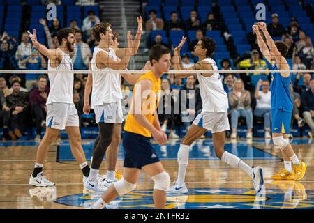 Les Bruins de l'UCLA célèbrent lors d'un match de volley-ball de la NCAA contre les participants de l'UCI, samedi, 26 février 2023, au Pavillon Pauley, À Westwood, Californie. Le Brui Banque D'Images