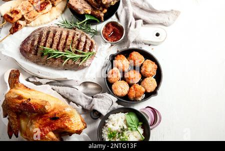 Plats principaux à base de viande. Assiettes de viande diverses. Bannière de nourriture non végétarienne. Vue de dessus. Copier l'espace Banque D'Images