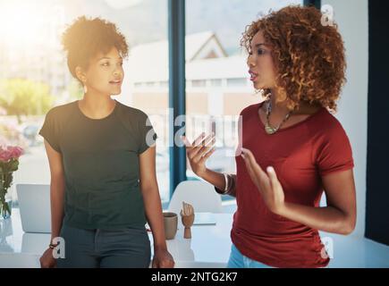 Faire rebondir les idées les unes sur les autres. deux femmes d'affaires qui discutent dans un bureau. Banque D'Images