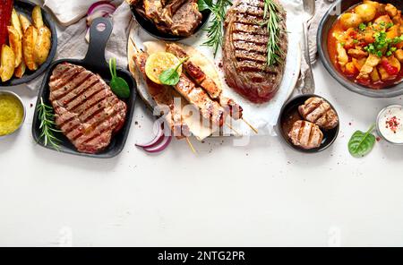 Plats principaux à base de viande. Assiettes de viande diverses. Bannière de nourriture non végétarienne. Vue de dessus. Copier l'espace Banque D'Images