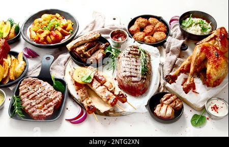 Plats principaux à base de viande. Assiettes de viande diverses. Bannière de nourriture non végétarienne. Banque D'Images