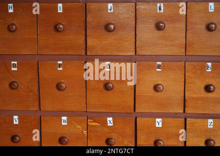 Casiers en bois avec séquence de numéros à l'intérieur de la salle de bibliothèque d'école Banque D'Images