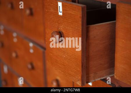 Un des casiers en bois ouverts, dans la salle de bibliothèque Banque D'Images