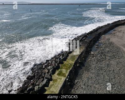 Vagues se brisant sur les rochers Banque D'Images