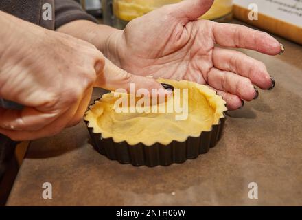 Processus de fabrication de la base pour la tarte à la crème ronde au chocolat et aux fraises. Recette française Banque D'Images