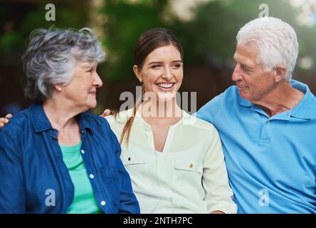 La meilleure chose à retenir est l'une l'autre. un couple senior passe du temps avec sa fille. Banque D'Images