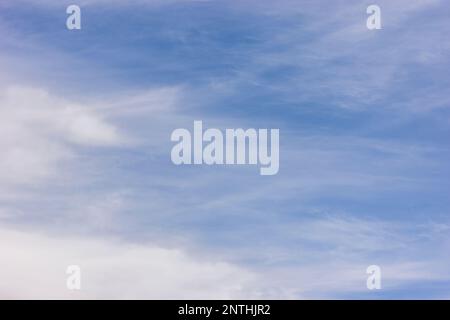 Ciel bleu avec quelques nuages blancs pour un ciel d'arrière-plan, un papier peint ou un remplacement d'image Banque D'Images