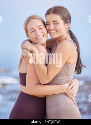 Hug, heureux et les femmes dans la nature pour la forme physique, le collage d'entraînement et l'exercice ensemble à Bali. Le bonheur, le soutien et les amis se embrassant avec affection après Banque D'Images