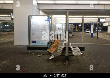 ALMERE - voyageurs à la gare centrale. Le personnel régional des transports est en grève. La nouvelle vague de grève vient s'ajouter aux jours de grève précédents. En conséquence, plusieurs connexions de bus et de train ont été perdues. ANP OLAF KRAAK pays-bas - belgique sortie Banque D'Images