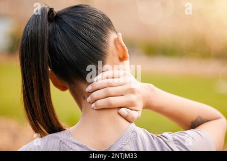 Douleurs au cou, blessures aux mains et au dos dans la nature après un accident, course à pied ou séance d'entraînement à l'extérieur. Sport, santé et femme athlète avec fibromyalgie Banque D'Images