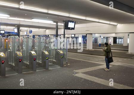 ALMERE - voyageurs à la gare centrale. Le personnel régional des transports est en grève. La nouvelle vague de grève vient s'ajouter aux jours de grève précédents. En conséquence, plusieurs connexions de bus et de train ont été perdues. ANP OLAF KRAAK pays-bas - belgique sortie Banque D'Images