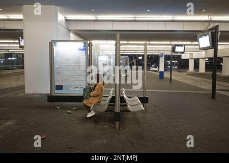 ALMERE - voyageurs à la gare centrale. Le personnel régional des transports est en grève. La nouvelle vague de grève vient s'ajouter aux jours de grève précédents. En conséquence, plusieurs connexions de bus et de train ont été perdues. ANP OLAF KRAAK pays-bas - belgique sortie Banque D'Images