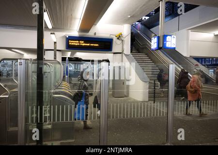 ALMERE - voyageurs à la gare centrale. Le personnel régional des transports est en grève. La nouvelle vague de grève vient s'ajouter aux jours de grève précédents. En conséquence, plusieurs connexions de bus et de train ont été perdues. ANP OLAF KRAAK pays-bas - belgique sortie Banque D'Images