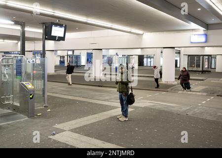 ALMERE - voyageurs à la gare centrale. Le personnel régional des transports est en grève. La nouvelle vague de grève vient s'ajouter aux jours de grève précédents. En conséquence, plusieurs connexions de bus et de train ont été perdues. ANP OLAF KRAAK pays-bas - belgique sortie Banque D'Images