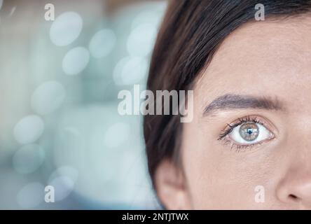 Eye, scan et mockup avec une femme utilisant un logiciel de cybersécurité ou de reconnaissance faciale pour la sécurité. Scanner future, ai et Retina avec une femme utilisant Banque D'Images