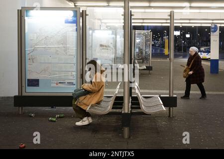 ALMERE - voyageurs à la gare centrale. Le personnel régional des transports est en grève. La nouvelle vague de grève vient s'ajouter aux jours de grève précédents. En conséquence, plusieurs connexions de bus et de train ont été perdues. ANP OLAF KRAAK pays-bas - belgique sortie Banque D'Images