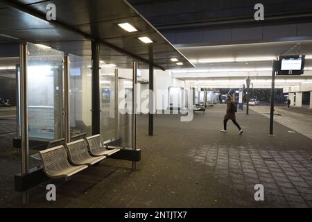 ALMERE - voyageurs à la gare centrale. Le personnel régional des transports est en grève. La nouvelle vague de grève vient s'ajouter aux jours de grève précédents. En conséquence, plusieurs connexions de bus et de train ont été perdues. ANP OLAF KRAAK pays-bas - belgique sortie Banque D'Images