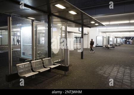 ALMERE - voyageurs à la gare centrale. Le personnel régional des transports est en grève. La nouvelle vague de grève vient s'ajouter aux jours de grève précédents. En conséquence, plusieurs connexions de bus et de train ont été perdues. ANP OLAF KRAAK pays-bas - belgique sortie Banque D'Images