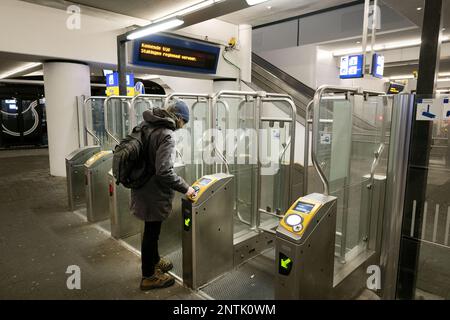 ALMERE - voyageurs à la gare centrale. Le personnel régional des transports est en grève. La nouvelle vague de grève vient s'ajouter aux jours de grève précédents. En conséquence, plusieurs connexions de bus et de train ont été perdues. ANP OLAF KRAAK pays-bas - belgique sortie Banque D'Images