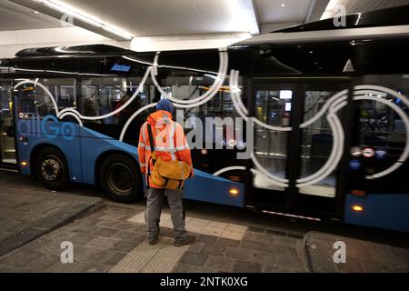 ALMERE - voyageurs à la gare centrale. Le personnel régional des transports est en grève. La nouvelle vague de grève vient s'ajouter aux jours de grève précédents. En conséquence, plusieurs connexions de bus et de train ont été perdues. ANP OLAF KRAAK pays-bas - belgique sortie Banque D'Images