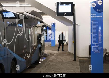 ALMERE - voyageurs à la gare centrale. Le personnel régional des transports est en grève. La nouvelle vague de grève vient s'ajouter aux jours de grève précédents. En conséquence, plusieurs connexions de bus et de train ont été perdues. ANP OLAF KRAAK pays-bas - belgique sortie Banque D'Images