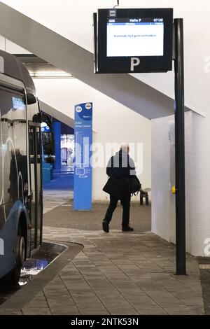 ALMERE - voyageurs à la gare centrale. Le personnel régional des transports est en grève. La nouvelle vague de grève vient s'ajouter aux jours de grève précédents. En conséquence, plusieurs connexions de bus et de train ont été perdues. ANP OLAF KRAAK pays-bas - belgique sortie Banque D'Images