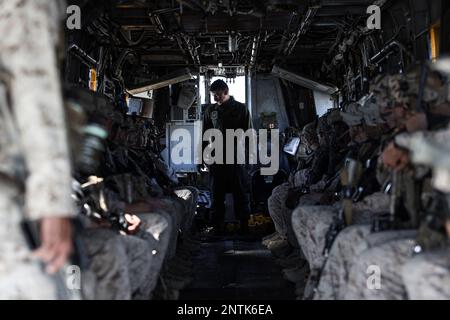 Twentynine Palms, Californie, États-Unis. 23rd févr. 2023. ÉTATS-UNIS Les Marines avec Fox Company, 2nd Bataillon, 7th Marine Regiment (REIN), sont informées par un chef d'équipage de CH-53E Super Stallion lors de l'exercice de combat (MWX) 2-23 de la Marine Air Ground Task Force (MAGTF) au Camp Wilson sur le Marine corps Air Ground combat Centre, Twentynine Palms, Californie, le 23 février 2023. MWX est l'événement culminant de l'exercice de formation sur les niveaux de service 2-23, qui améliore les capacités opérationnelles des membres du service américain et allié. Crédit: Pedro Arroyo/États-Unis Marines/ZUMA Press Wire Service/ZUMAPRESS.com/Alamy Live News Banque D'Images