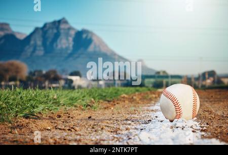 Mockup sportif, baseball et ballon sur le sol prêt pour le jeu, l'entraînement et la compétition en plein air. Centre de fitness, espace de copie de sport et équipement de softball Banque D'Images