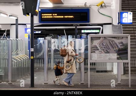 ALMERE - voyageurs à la gare centrale. Le personnel régional des transports est en grève. La nouvelle vague de grève vient s'ajouter aux jours de grève précédents. En conséquence, plusieurs connexions de bus et de train ont été perdues. ANP OLAF KRAAK pays-bas - belgique sortie Banque D'Images