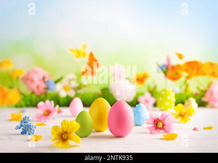 Carte de vœux joyeuses Pâques. Oeufs de Pâques et fleurs de printemps sur la table pour la décoration de la maison pour Pâques. Banque D'Images