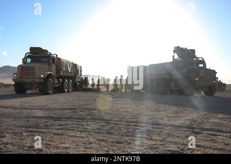 Twentynine Palms, Californie, États-Unis. 23rd févr. 2023. ÉTATS-UNIS Marines avec Fox Company, 2nd Bataillon, 7th Marine Regiment (REIN), déleste les remplacements de véhicules tactiques moyens pendant l'exercice de combat (MWX) de la Marine Air Ground Task Force (MAGTF) 2-23 à Camp Wilson sur le Marine corps Air Ground combat Centre, Twentynine Palms, Californie, 23 février 2023. MWX est l'événement culminant de l'exercice de formation sur les niveaux de service 2-23, qui améliore les capacités opérationnelles des membres du service américain et allié. Crédit: Pedro Arroyo/États-Unis Marines/ZUMA Press Wire Service/ZUMAPRESS.com/Alamy Live News Banque D'Images