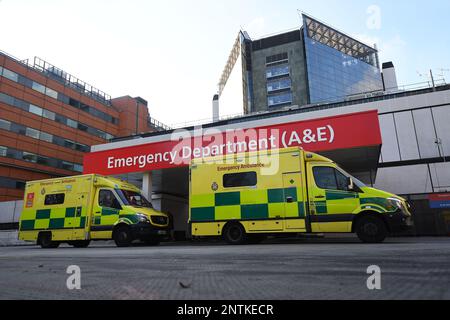 Photo du dossier datée du 06/02/20 des ambulances du NHS garées à l'extérieur du service des accidents et des urgences de l'hôpital St Thomas, dans le centre de Londres. Quelque 23 000 « décès excessifs de patients » ont pu survenir en raison d'une longue attente En Matière D'Assurance Et d'assurance-maladie l'an dernier, a affirmé un centre médical. Le Royal College of Emergency Medicine a déclaré qu'en 2022, quelque 1,66 millions de personnes en Angleterre ont attendu plus de 12 heures en A&E dès leur arrivée au service des urgences. Date de publication : mardi 28 février 2023. Banque D'Images