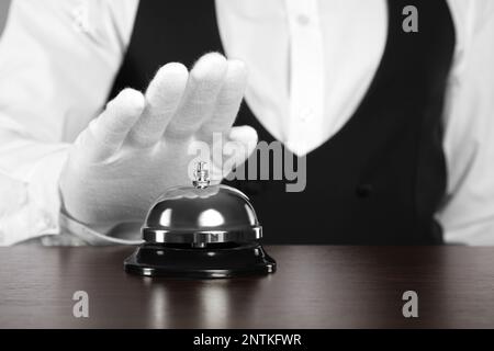 Le maître d'hôtel sonne à la table, ferme-porte Banque D'Images