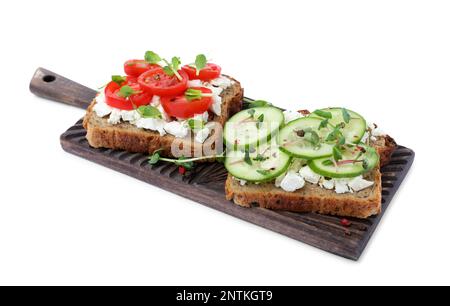 Délicieux sandwichs avec légumes, micro-légumes et fromage sur fond blanc Banque D'Images