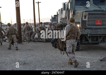 Twentynine Palms, Californie, États-Unis. 23rd févr. 2023. ÉTATS-UNIS Marines et Fox Company, 2nd Bataillon, 7th Marine Regiment (REIN), se préparent à charger un remplacement de véhicule tactique moyen lors de l'exercice de combat (MWX) de la Marine Air Ground Task Force (MAGTF) 2-23 à Camp Wilson sur le Marine corps Air Ground combat Centre, Twentynine Palms, Californie, 23 février 2023. MWX est l'événement culminant de l'exercice de formation sur les niveaux de service 2-23, qui améliore les capacités opérationnelles des membres du service aux États-Unis et alliés crédit: Pedro Arroyo/États-Unis Marines/ZUMA Press Wire Service/ZUMAPRESS.com/Alamy Live News Banque D'Images