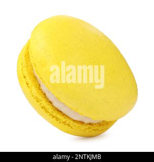 Macaron jaune isolé sur blanc. Délicieux dessert Banque D'Images