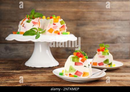 Délicieux dessert en gelée de verre brisée sur une table en bois, espace pour le texte Banque D'Images