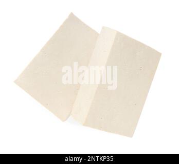 Blocs de délicieux tofu cru sur fond blanc, vue de dessus Banque D'Images