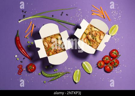 Composition de plat avec wok de nouilles et ingrédients sur fond violet Banque D'Images