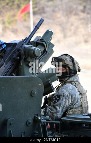 Pocheon, Gyeonggido, Corée du Sud. 9th févr. 2023. L'équipe de combat de la brigade de butteur 2nd est l'unité 12th qui doit être tournée en Corée du Sud, et l'unité 1st qui doit être déployée en rotation comme Brigade de butteur.2nd Brigade de butteur, 1-17th Bataillon qualification Live Fire, 9 février 2023, au complexe de tir direct de Rodriguez, Gyeonggi-do. Crédit : États-Unis Marines/ZUMA Press Wire Service/ZUMAPRESS.com/Alamy Live News Banque D'Images