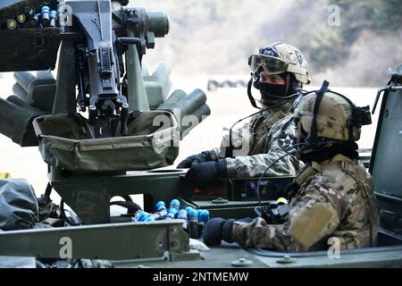 Pocheon, Gyeonggido, Corée du Sud. 9th févr. 2023. L'équipe de combat de la brigade de butteur 2nd est l'unité 12th qui doit être tournée en Corée du Sud, et l'unité 1st qui doit être déployée en rotation comme Brigade de butteur.2nd Brigade de butteur, 1-17th Bataillon qualification Live Fire, 9 février 2023, au complexe de tir direct de Rodriguez, Gyeonggi-do. Crédit : États-Unis Marines/ZUMA Press Wire Service/ZUMAPRESS.com/Alamy Live News Banque D'Images