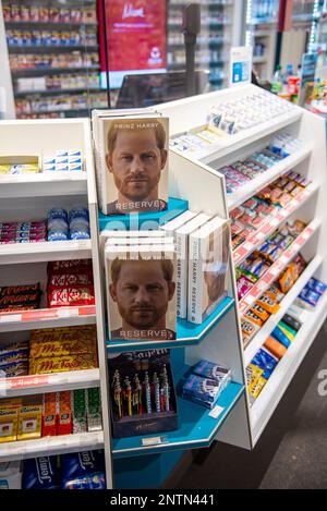 Munich,Allemagne- 20 février,2023: Le livre du Prince Harry est exposé dans un magasin de l'aéroport à Munich. Banque D'Images