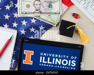 IIN cette illustration photo, Université de l'Illinois à Urbana-Champaign logo vu sur une tablette. Banque D'Images