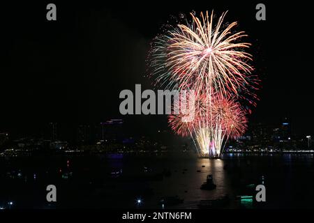 Feux d'artifice sur la plage de Pattaya, principales attractions de la province de Chonburi en Thaïlande. Banque D'Images