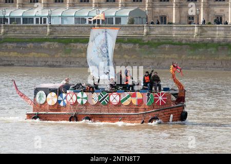 Londres, Royaume-Uni. 27 février 2023. Extinction les activistes de la rébellion naviguent sur un bateau viking devant les chambres du Parlement, pour protester contre le fait de permettre le débarquement Banque D'Images