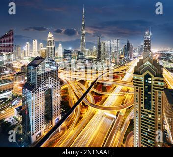 Vue imprenable sur le centre-ville de Dubaï et l'intersection de la route Sheikh Zayed, Émirats arabes Unis Banque D'Images
