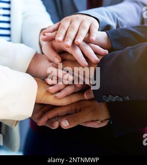 Nous en sommes un. Photo rognée d'un groupe de mains de personnes méconnues. Banque D'Images