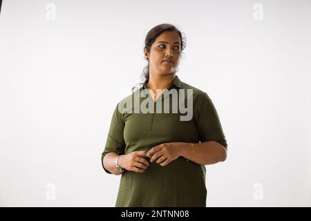 Portrait d'une femme indienne, posture debout montrant différents gesteurs, avec fond blanc, isolé. Banque D'Images