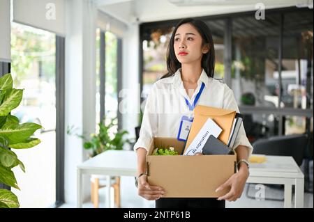 Triste et bouleversé femme asiatique de bureau du millénaire portant son appartenance, abandonnant un emploi, étant congédiée de son patron. chômage, démission, carrière fa Banque D'Images